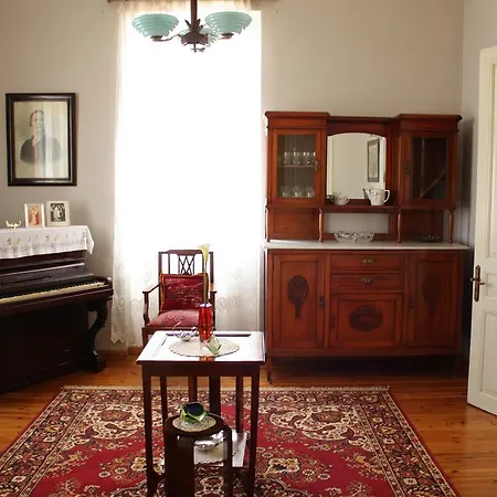 Kyra Vintage House *